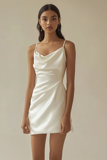 Robe courte de graduation blanche en satin à col bénitier